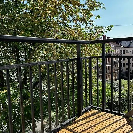 Charming In Central With Balcony Lägenhet